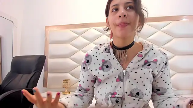 MiaQueen021 online show from February 6, 2025, 6:35 pm