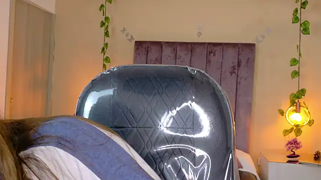 Dahlia Rousse online show from March 8, 2026, 9:02 am