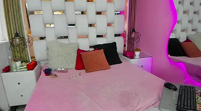 SolEvanss online show from March 8, 2025, 5:33 pm