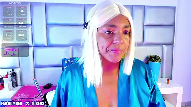 LovelyNickii online show from November 28, 2025, 1:03 pm