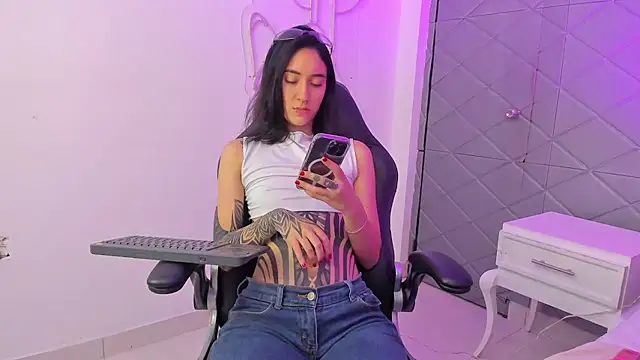 Snapshot of MeganPresleyy chatting on May 18, 2026, 6:08 am MeganPresleyy online show from May 18, 2026, 6:08 am