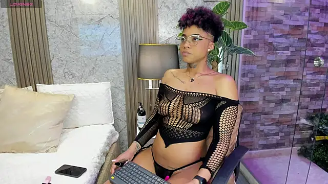 Snapshot of LuciaWallace chatting on July 5, 2026, 8:49 pm LuciaWallace online show from July 5, 2026, 8:49 pm