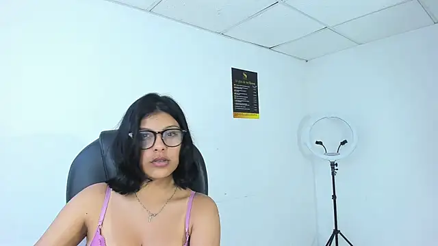 Snapshot of Salmaportman69 chatting on October 17, 2025, 3:31 am Salmaportman69 online show from October 17, 2025, 3:31 am