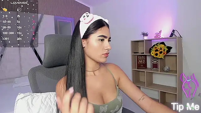 BellaaStorm online show from September 22, 2025, 1:13 pm