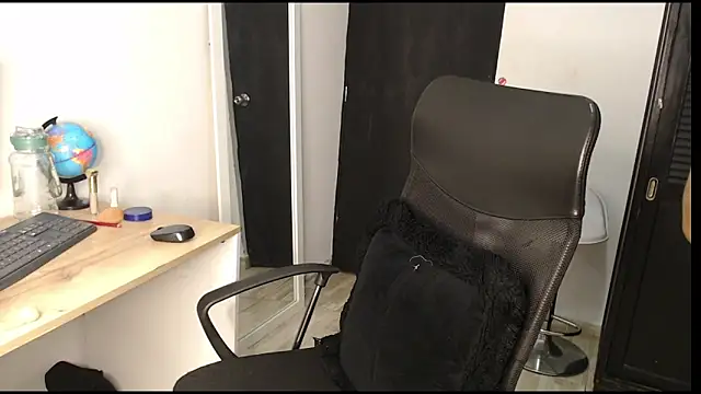 Snapshot of avis_lara chatting on May 13, 2026, 6:00 am avis lara online show from May 13, 2026, 6:00 am