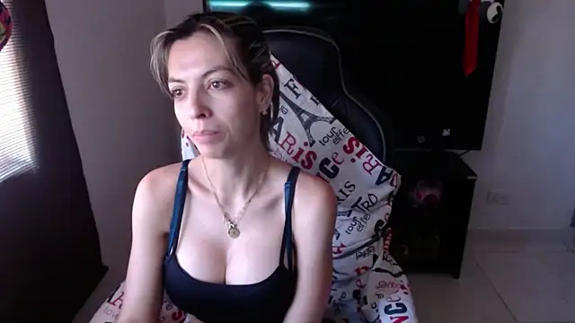 Snapshot of Princezzlove3 chatting on January 13, 2025, 6:27 pm Princezzlove3 online show from January 13, 2025, 6:27 pm