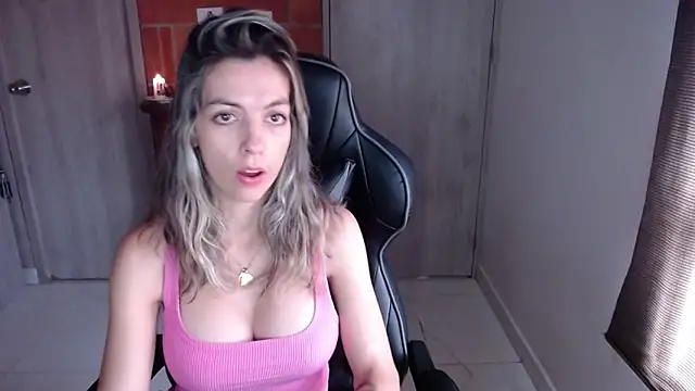 Snapshot of Princezzlove3 chatting on January 31, 2025, 2:17 pm Princezzlove3 online show from January 31, 2025, 2:17 pm