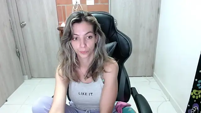 Snapshot of Princezzlove3 chatting on February 4, 2025, 9:52 pm Princezzlove3 online show from February 4, 2025, 9:52 pm