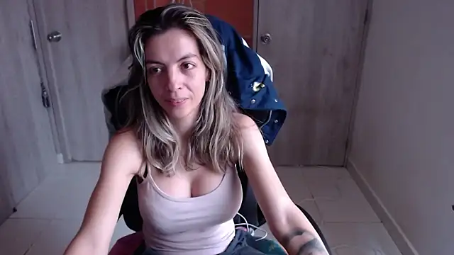 Snapshot of Princezzlove3 chatting on February 8, 2025, 2:49 pm Princezzlove3 online show from February 8, 2025, 2:49 pm