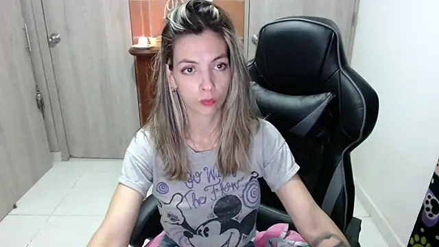 Snapshot of Princezzlove3 chatting on February 9, 2025, 2:06 am Princezzlove3 online show from February 9, 2025, 2:06 am