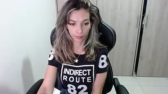 Snapshot of Princezzlove3 chatting on February 15, 2025, 5:17 pm Princezzlove3 online show from February 15, 2025, 5:17 pm