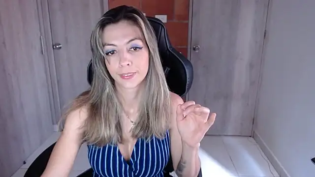 Snapshot of Princezzlove3 chatting on March 8, 2025, 3:35 pm Princezzlove3 online show from March 8, 2025, 3:35 pm