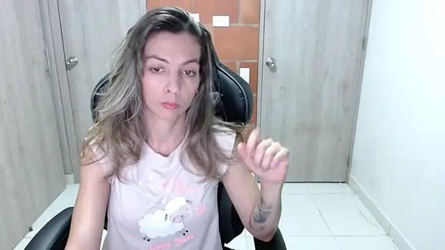 Snapshot of Princezzlove3 chatting on March 13, 2025, 11:27 pm Princezzlove3 online show from March 13, 2025, 11:27 pm