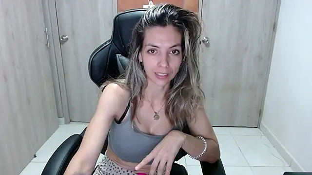 Snapshot of Princezzlove3 chatting on March 20, 2025, 1:35 am Princezzlove3 online show from March 20, 2025, 1:35 am