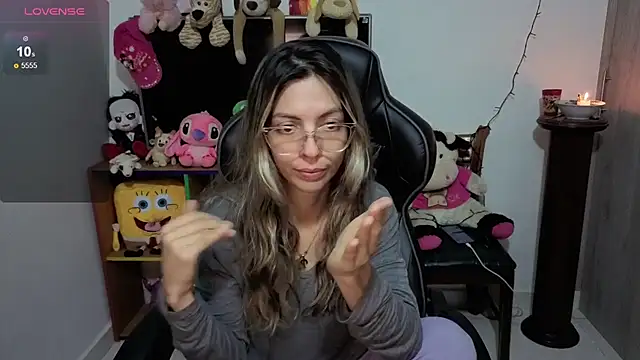 Snapshot of Princezzlove3 chatting on November 16, 2025, 2:28 am Princezzlove3 online show from November 16, 2025, 2:28 am