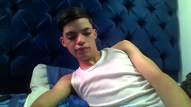 Snapshot of Latinos_2001 chatting on April 23, 2026, 5:04 pm Latinos 2001 online show from April 23, 2026, 5:04 pm