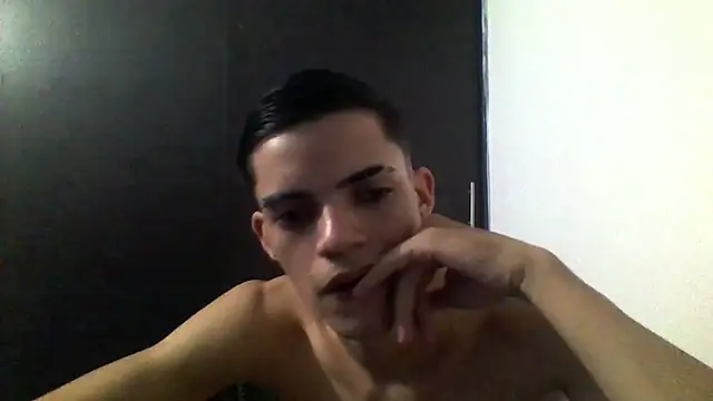 Snapshot of Latinos_2001 chatting on May 9, 2026, 3:45 am Latinos 2001 online show from May 9, 2026, 3:45 am