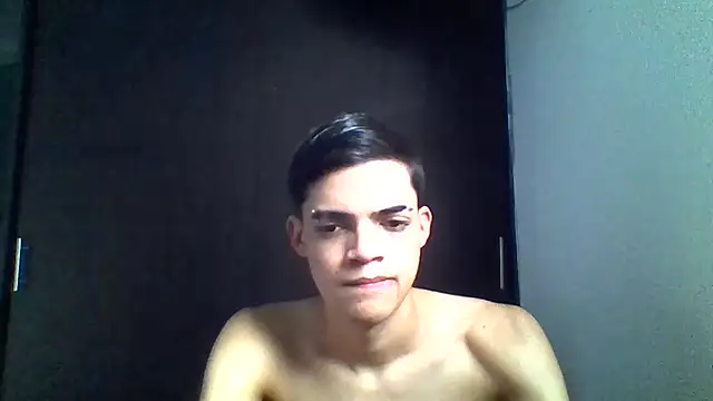 Snapshot of Latinos_2001 chatting on May 17, 2026, 10:39 pm Latinos 2001 online show from May 17, 2026, 10:39 pm