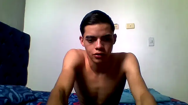 Snapshot of Latinos_2001 chatting on May 27, 2026, 4:26 pm Latinos 2001 online show from May 27, 2026, 4:26 pm