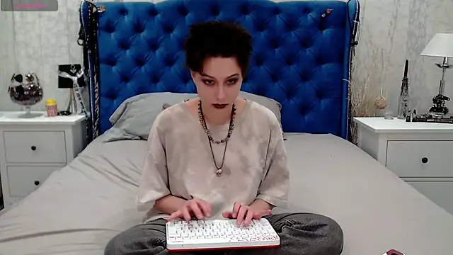 Snapshot of via_mayer_ chatting on May 9, 2026, 9:47 am via mayer online show from May 9, 2026, 9:47 am