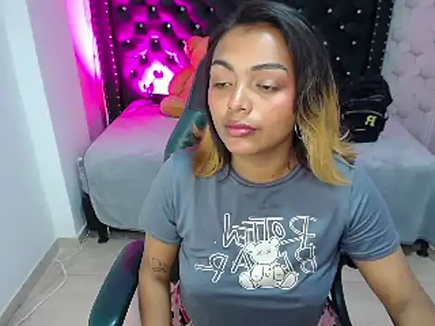 madelein m online show from February 7, 2025, 7:06 pm