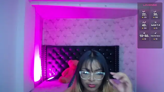 madelein m online show from February 19, 2025, 7:27 pm