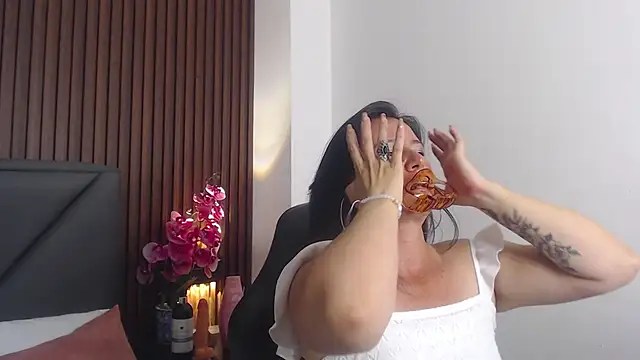 Snapshot of emmily_taylor_ chatting on February 2, 2025, 1:23 am emmily taylor online show from February 2, 2025, 1:23 am