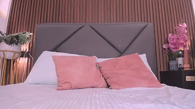 Snapshot of emmily_taylor_ chatting on February 6, 2025, 10:53 pm emmily taylor online show from February 6, 2025, 10:53 pm