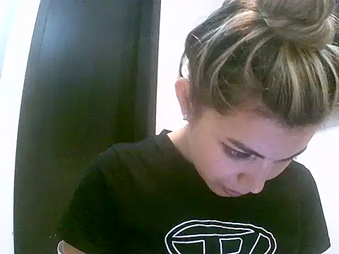 Snapshot of VittoriaTaylor chatting on April 3, 2026, 9:57 pm VittoriaTaylor online show from April 3, 2026, 9:57 pm