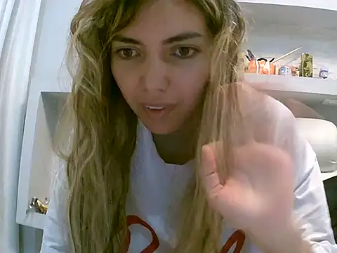 Snapshot of VittoriaTaylor chatting on May 6, 2026, 10:48 pm VittoriaTaylor online show from May 6, 2026, 10:48 pm