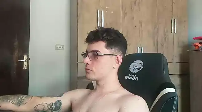 Snapshot of Dyllan__ chatting on January 24, 2025, 6:04 pm Dyllan online show from January 24, 2025, 6:04 pm