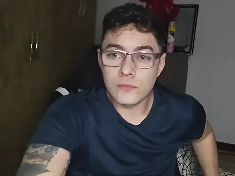 Snapshot of Dyllan__ chatting on October 12, 2025, 2:21 am Dyllan online show from October 12, 2025, 2:21 am