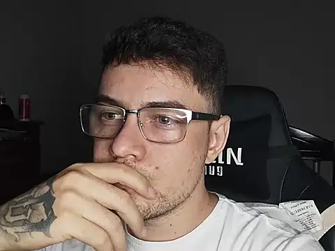 Snapshot of Dyllan__ chatting on October 29, 2025, 1:52 am Dyllan online show from October 29, 2025, 1:52 am