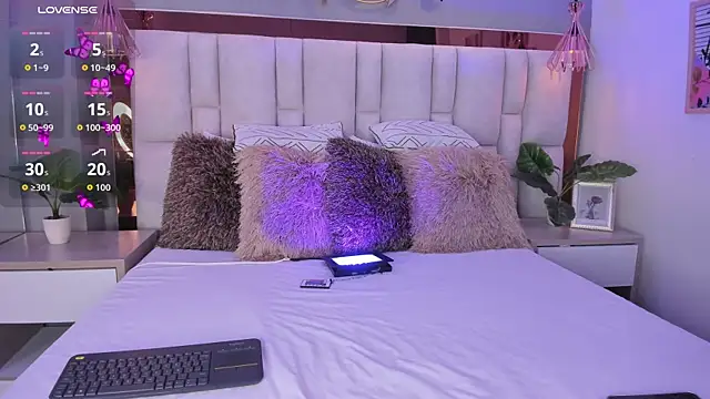 Snapshot of ArianaGolden chatting on November 8, 2025, 3:12 pm ArianaGolden online show from November 8, 2025, 3:12 pm