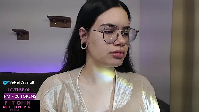 Snapshot of crystalll_room chatting on November 4, 2025, 7:18 am crystalll room online show from November 4, 2025, 7:18 am