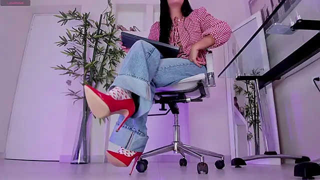 hannah howeell   online show from December 22, 2025, 10:01 am