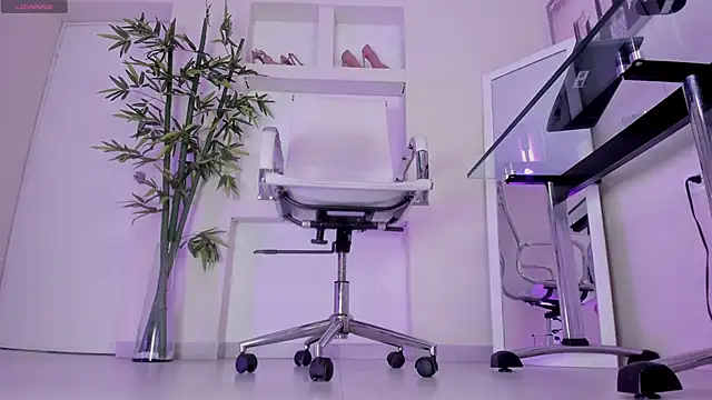 hannah howeell   online show from January 19, 2026, 10:19 am