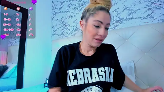 viktoria davis  online show from February 19, 2025, 8:41 pm