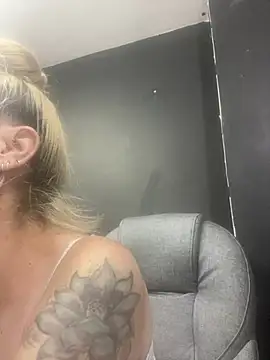 viktoria davis  online show from March 13, 2025, 11:05 pm