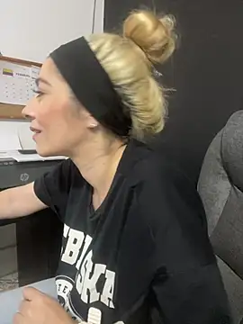 viktoria davis  online show from March 17, 2025, 11:21 pm