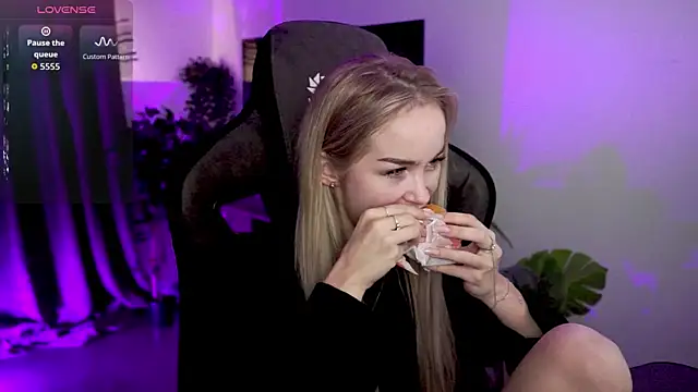 DakotaaJohnnson online show from September 18, 2025, 11:01 am