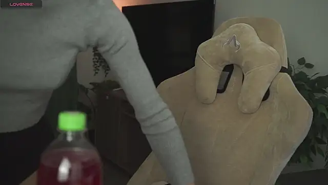 DakotaaJohnnson online show from October 20, 2025, 11:54 am