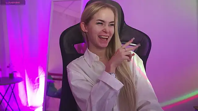 DakotaaJohnnson online show from October 28, 2025, 12:19 pm