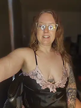 TattedMamaXOXO online show from April 17, 2026, 5:27 pm