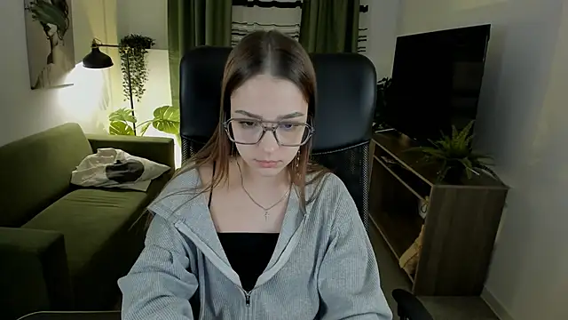 Snapshot of PamBeesly chatting on March 19, 2025, 2:35 pm PamBeesly online show from March 19, 2025, 2:35 pm