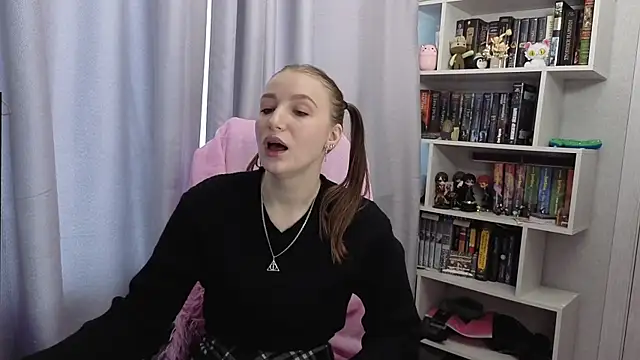 Snapshot of LillyFan-X chatting on September 15, 2025, 4:23 am LillyFan-X online show from September 15, 2025, 4:23 am