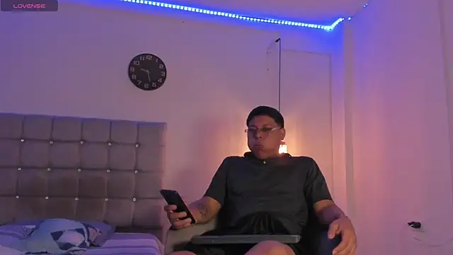 Tylerdrdn online show from October 28, 2025, 5:44 am