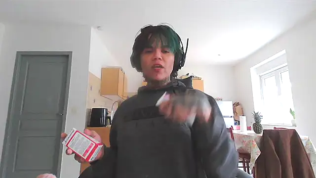 Snapshot of serena__vedette chatting on February 12, 2025, 11:40 am serena vedette online show from February 12, 2025, 11:40 am