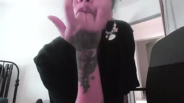 Snapshot of serena__vedette chatting on October 21, 2025, 9:43 am serena vedette online show from October 21, 2025, 9:43 am