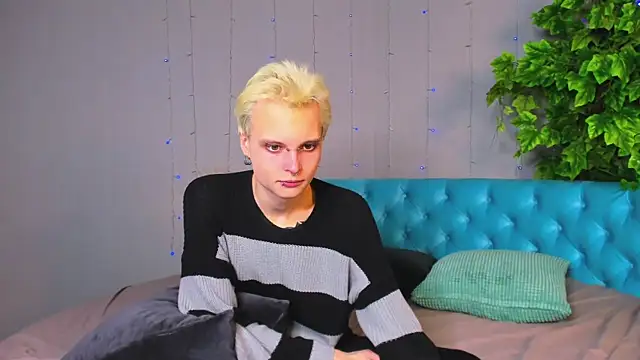 Snapshot of DemianEnglen chatting on February 2, 2025, 11:42 pm DemianEnglen online show from February 2, 2025, 11:42 pm